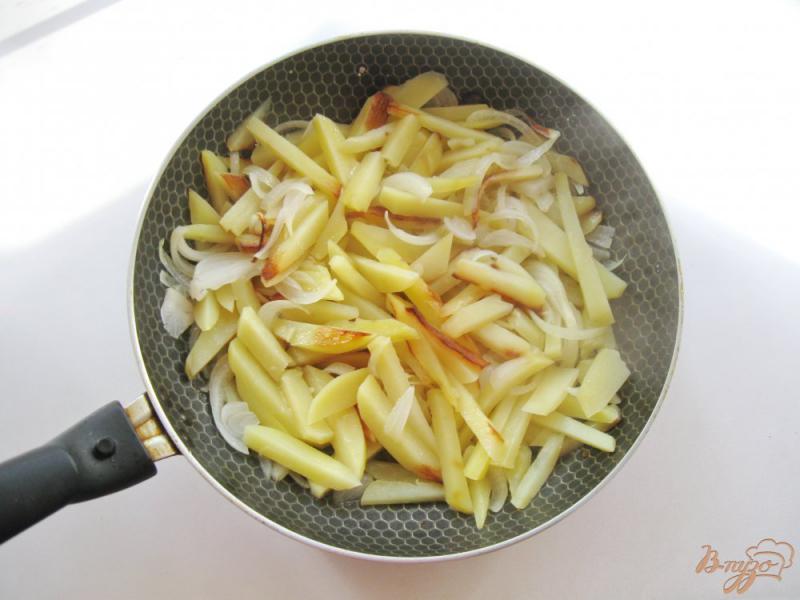 Фото приготовление рецепта: Жареный картофель с сыром и колбасой шаг №3