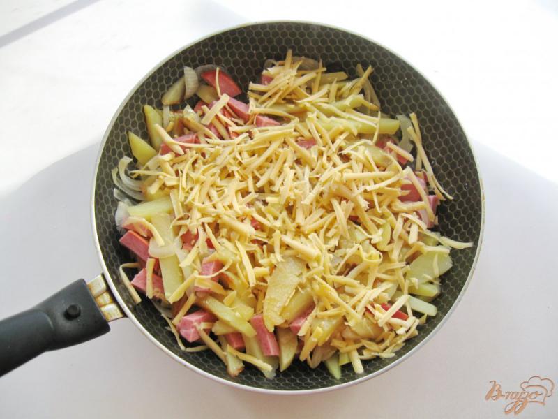 Фото приготовление рецепта: Жареный картофель с сыром и колбасой шаг №5