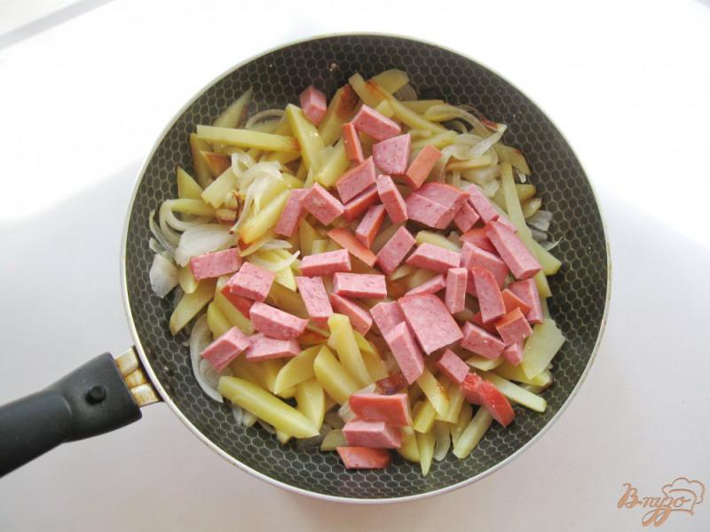 Фото приготовление рецепта: Жареный картофель с сыром и колбасой шаг №4