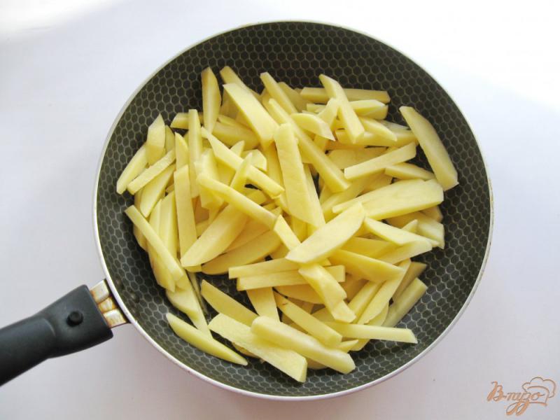Фото приготовление рецепта: Жареный картофель с сыром и колбасой шаг №1