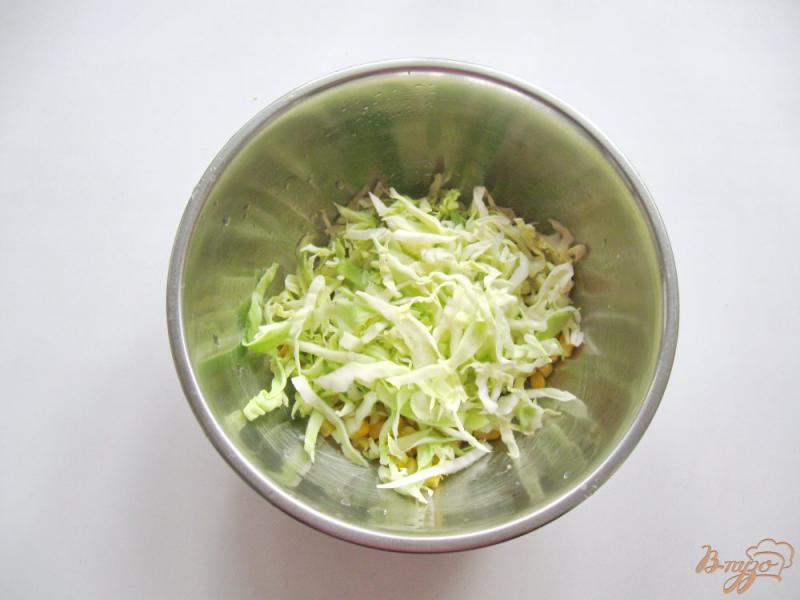 Фото приготовление рецепта: Салат с крабовыми палочками и молодой капустой шаг №2