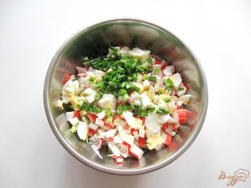 Фото приготовление рецепта: Салат с крабовыми палочками и молодой капустой шаг №5