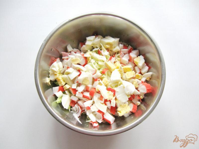 Фото приготовление рецепта: Салат с крабовыми палочками и молодой капустой шаг №4