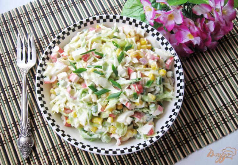 Фото приготовление рецепта: Салат с крабовыми палочками и молодой капустой шаг №8