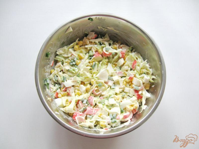 Фото приготовление рецепта: Салат с крабовыми палочками и молодой капустой шаг №7