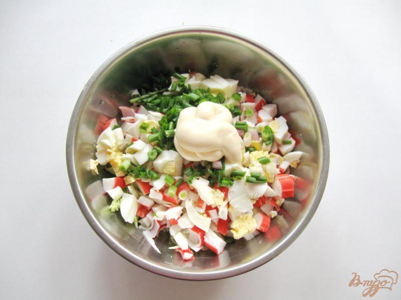 Фото приготовление рецепта: Салат с крабовыми палочками и молодой капустой шаг №6