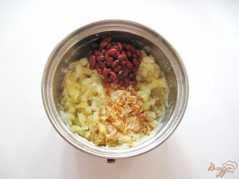 Фото приготовление рецепта: Пышные вареники с картофелем и фасолью шаг №2