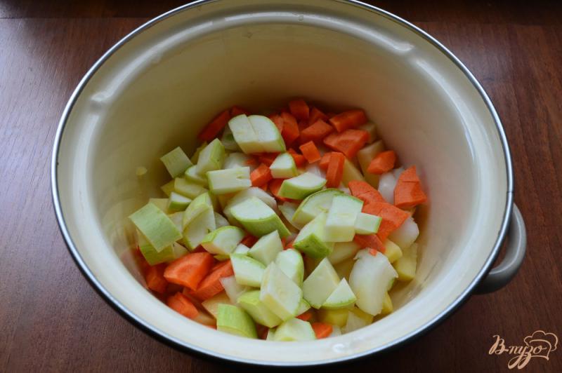 Фото приготовление рецепта: Легкий суп с кабачком и овсянкой шаг №2