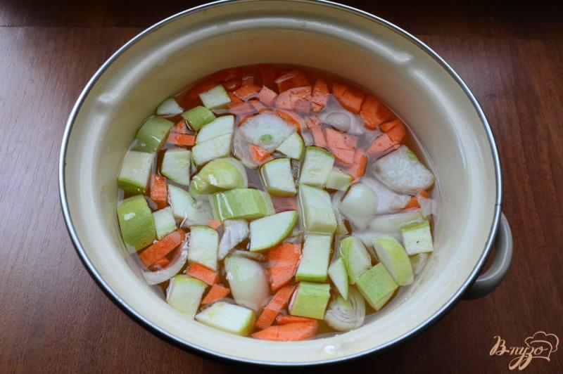 Фото приготовление рецепта: Легкий суп с кабачком и овсянкой шаг №3
