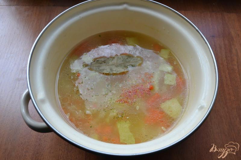 Фото приготовление рецепта: Легкий суп с кабачком и овсянкой шаг №4