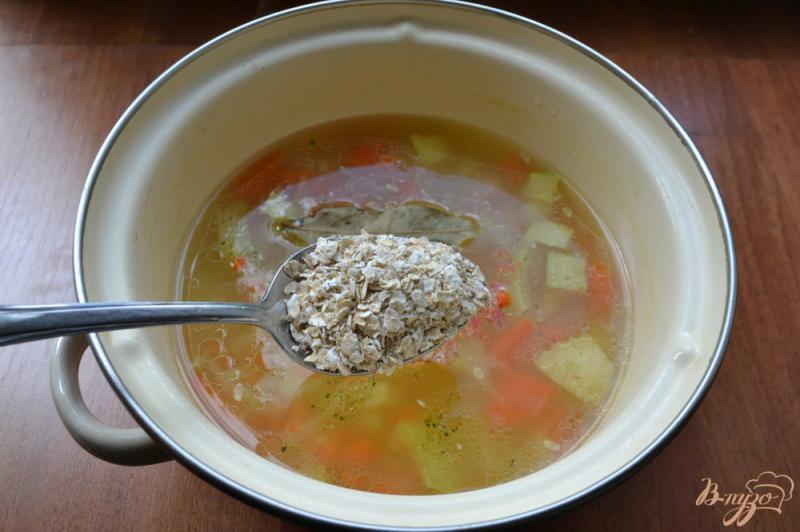 Фото приготовление рецепта: Легкий суп с кабачком и овсянкой шаг №5