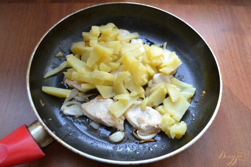 Фото приготовление рецепта: Быстрый завтрак из куриного филе и отварного картофеля шаг №2