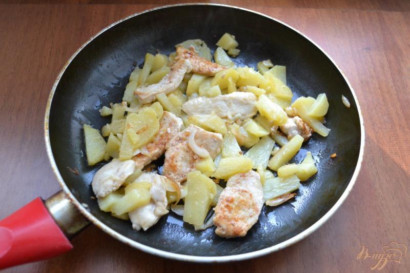 Фото приготовление рецепта: Быстрый завтрак из куриного филе и отварного картофеля шаг №3