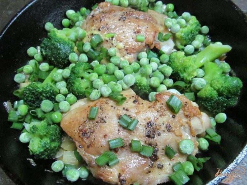 Фото приготовление рецепта: «Весенняя курица» в овощах шаг №6