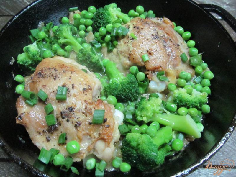 Фото приготовление рецепта: «Весенняя курица» в овощах шаг №7