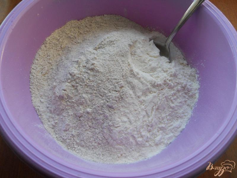 Фото приготовление рецепта: Пшенично-ржаной батон с изюмом шаг №4