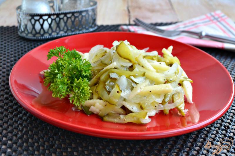 Фото приготовление рецепта: Салат из маринованных огурцов и яблок шаг №4