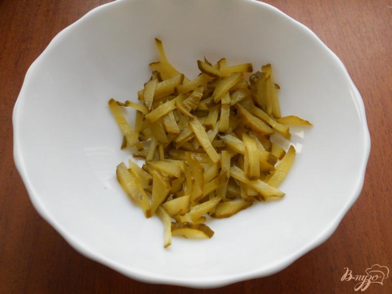 Фото приготовление рецепта: Салат из маринованных огурцов и яблок шаг №1