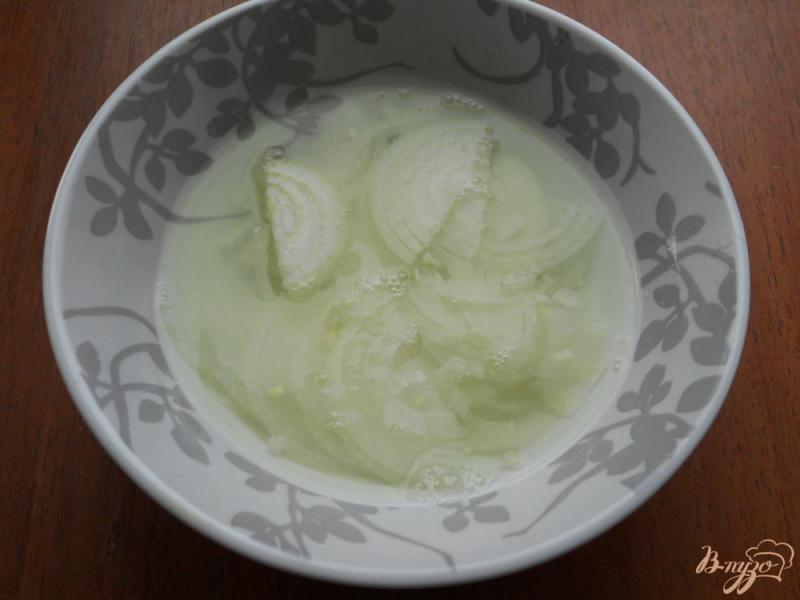Фото приготовление рецепта: Салат из маринованных огурцов и яблок шаг №2