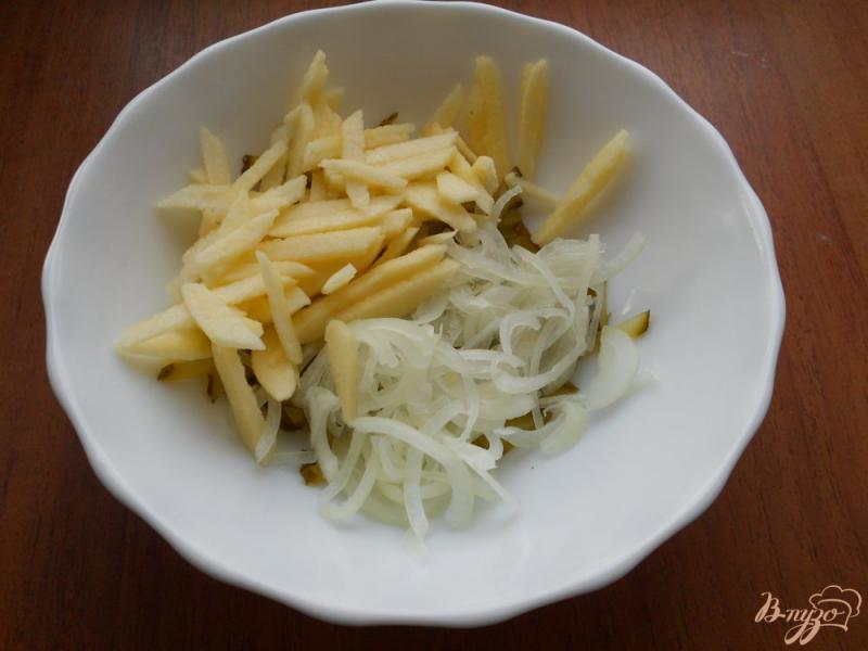Фото приготовление рецепта: Салат из маринованных огурцов и яблок шаг №3