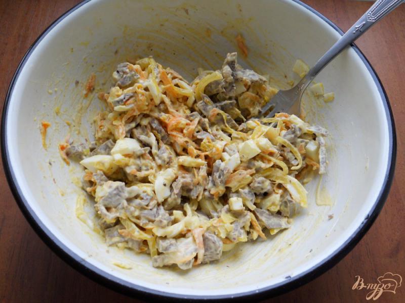 Фото приготовление рецепта: Салат из свиного сердца с яйцами и овощами шаг №6