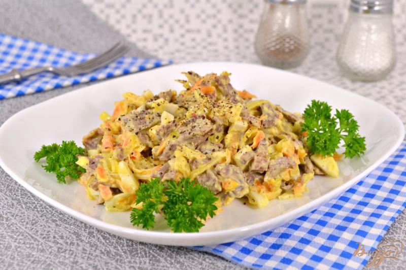 Фото приготовление рецепта: Салат из свиного сердца с яйцами и овощами шаг №7