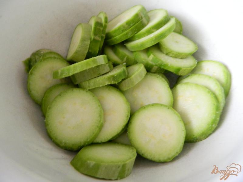 Фото приготовление рецепта: Жареные кабачки с зеленью и кунжутом шаг №1