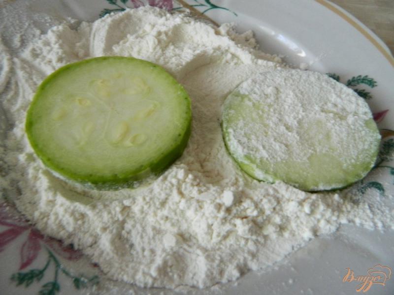Фото приготовление рецепта: Жареные кабачки с зеленью и кунжутом шаг №2