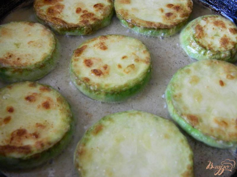 Фото приготовление рецепта: Жареные кабачки с зеленью и кунжутом шаг №3