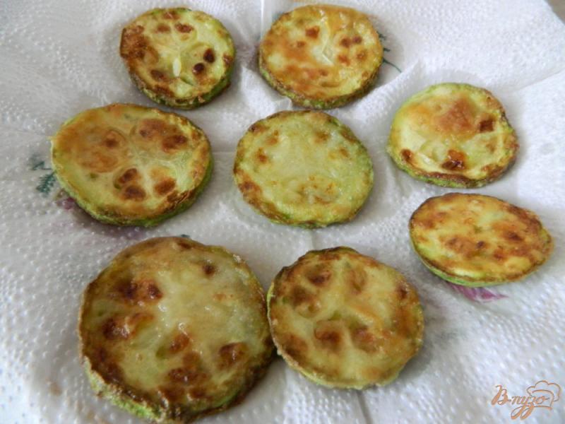 Фото приготовление рецепта: Жареные кабачки с зеленью и кунжутом шаг №4