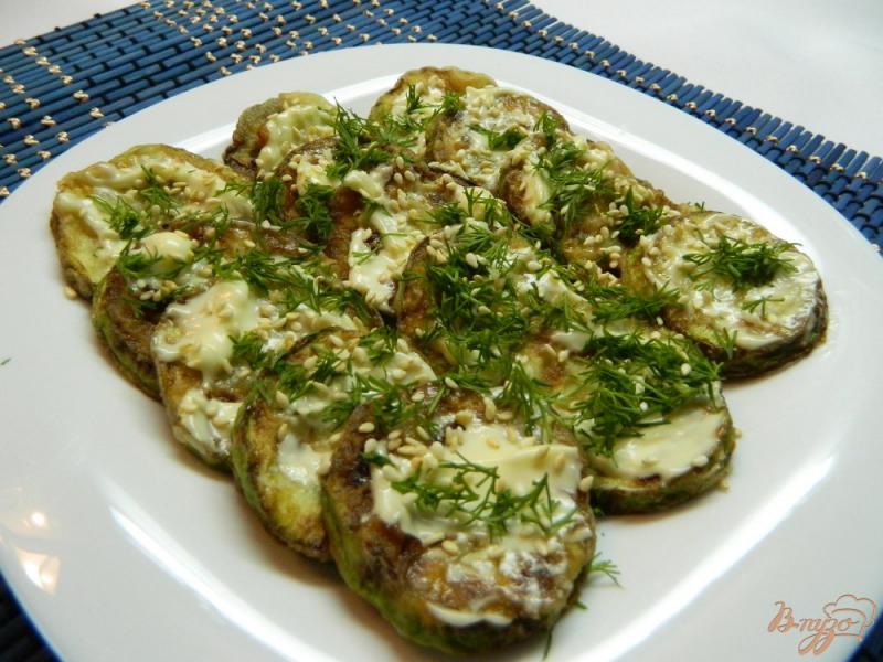 Фото приготовление рецепта: Жареные кабачки с зеленью и кунжутом шаг №7