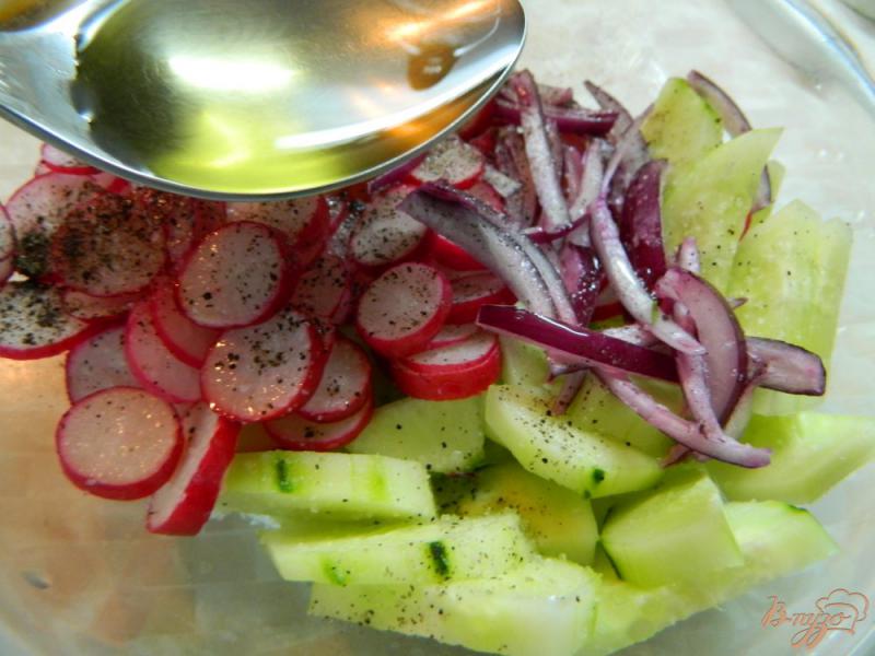 Фото приготовление рецепта: Салат с огурцом, редисом и маринованным имбирем шаг №3