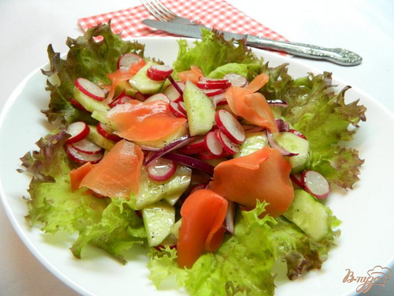 Фото приготовление рецепта: Салат с огурцом, редисом и маринованным имбирем шаг №6
