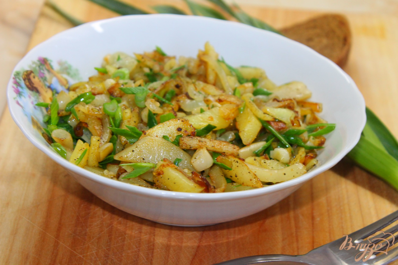 Фото приготовление рецепта: Жареный картофель со стручковой фасолью и молодым чесноком шаг №7