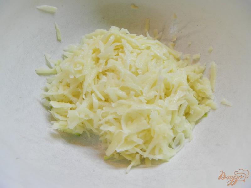 Фото приготовление рецепта: Картофельные оладьи с кабачком шаг №2