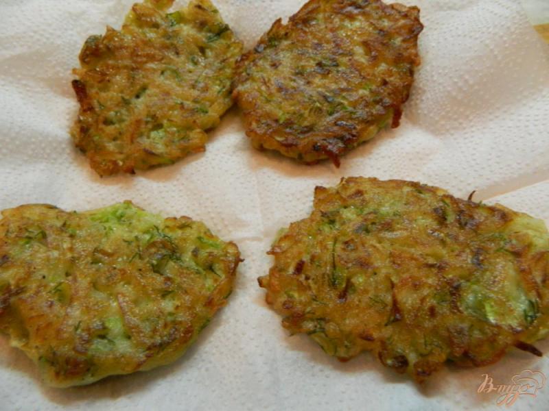 Фото приготовление рецепта: Картофельные оладьи с кабачком шаг №5