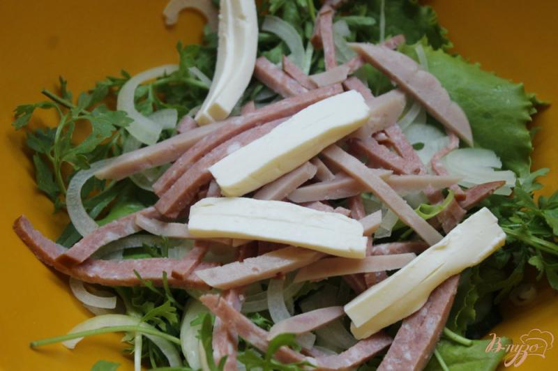 Фото приготовление рецепта: Салат с ветчиной, плавленным сыром и сухариками шаг №5