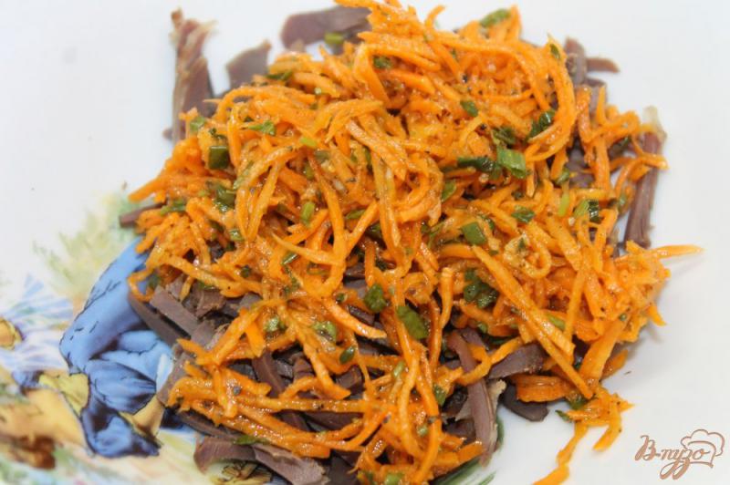 Фото приготовление рецепта: Салат из куриных субпродуктов и моркови по - корейски шаг №2