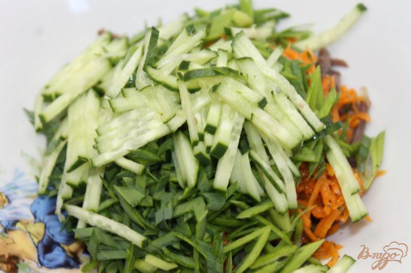 Фото приготовление рецепта: Салат из куриных субпродуктов и моркови по - корейски шаг №4