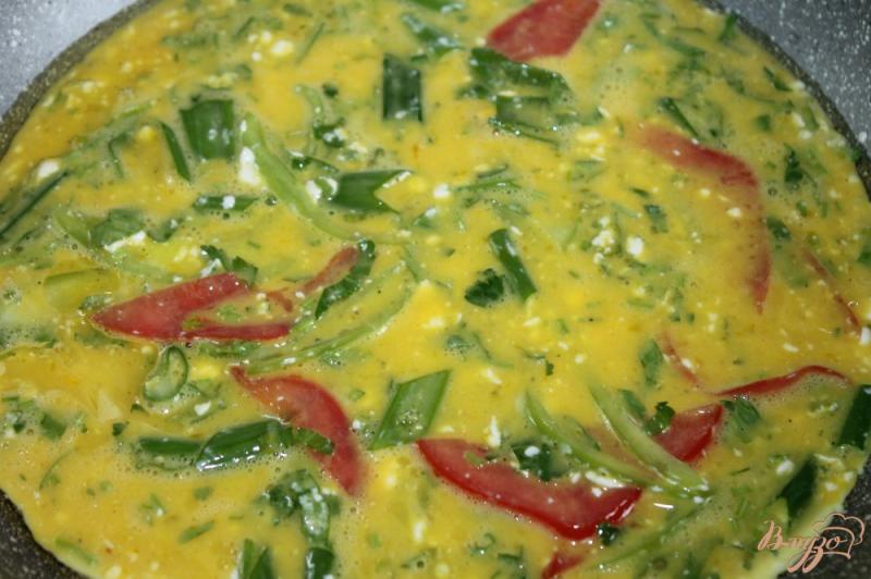 Фото приготовление рецепта: Омлет с овощной начинкой и сливочным сыром шаг №5