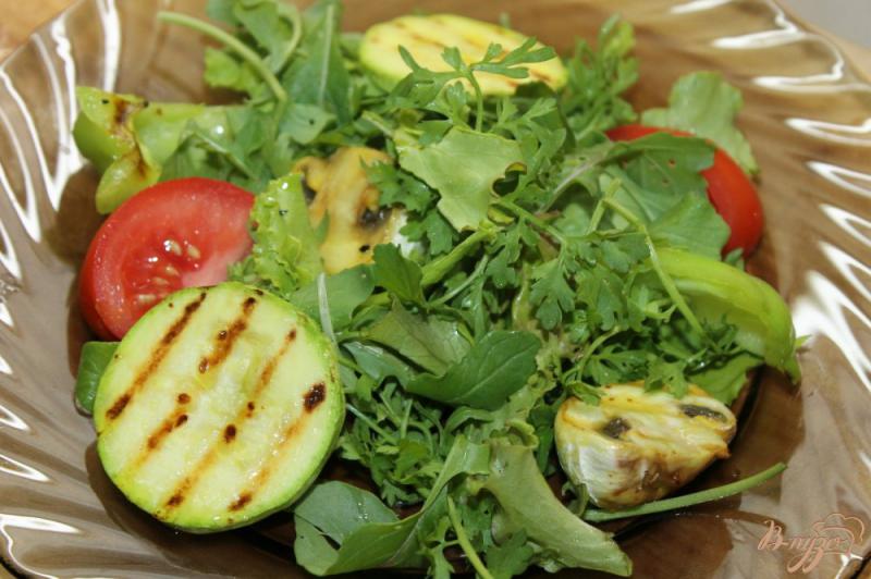 Фото приготовление рецепта: Весенний салат с курицей гриль шаг №5
