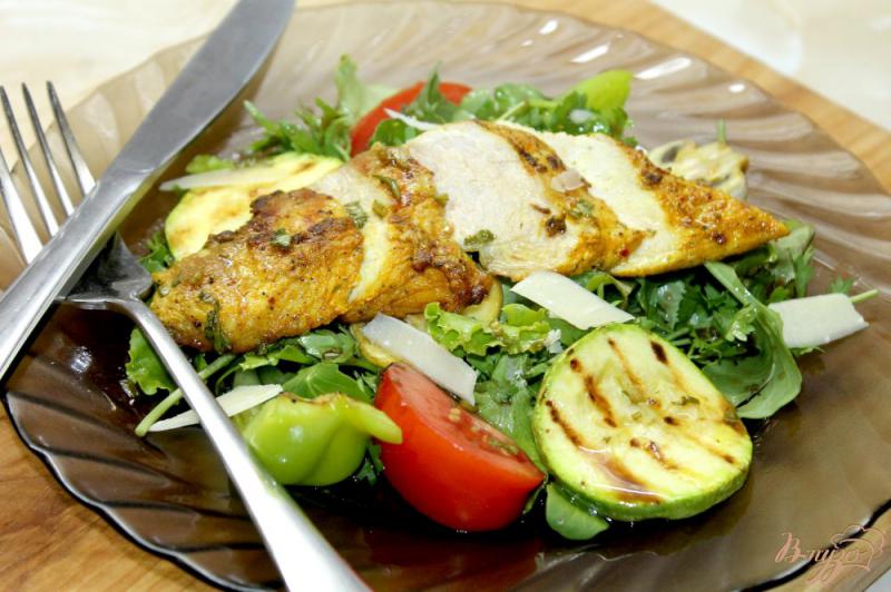 Фото приготовление рецепта: Весенний салат с курицей гриль шаг №6