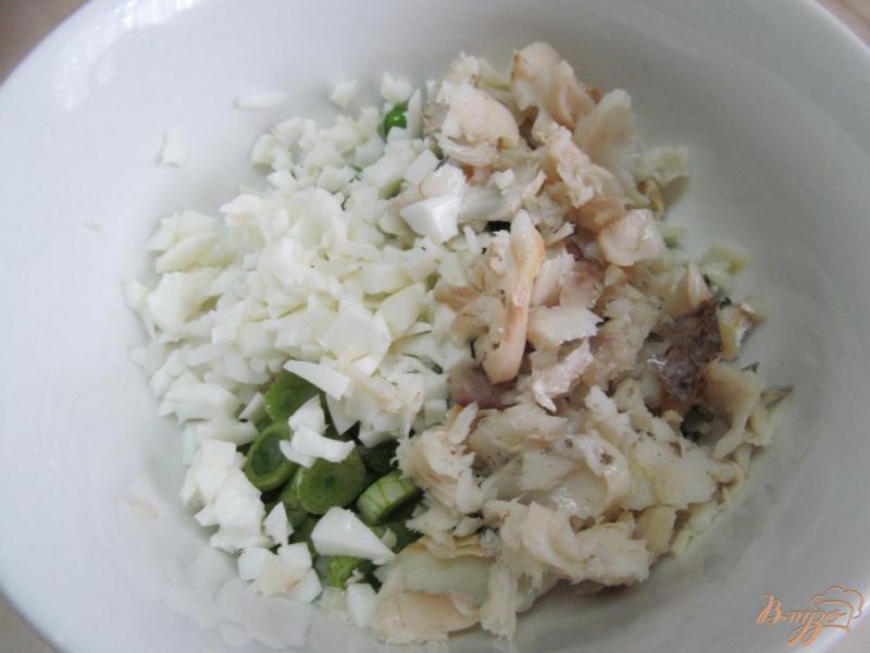 Фото приготовление рецепта: Салат с вареной рыбой шаг №4