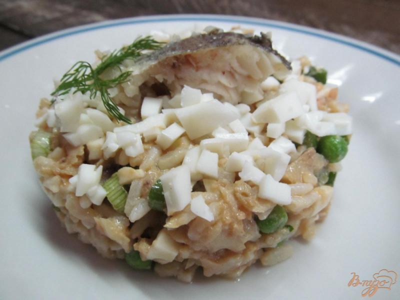 Фото приготовление рецепта: Салат с вареной рыбой шаг №6