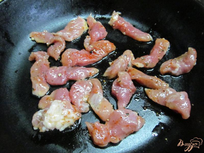 Фото приготовление рецепта: Теплый салат с запеченной морковью и свининой шаг №3