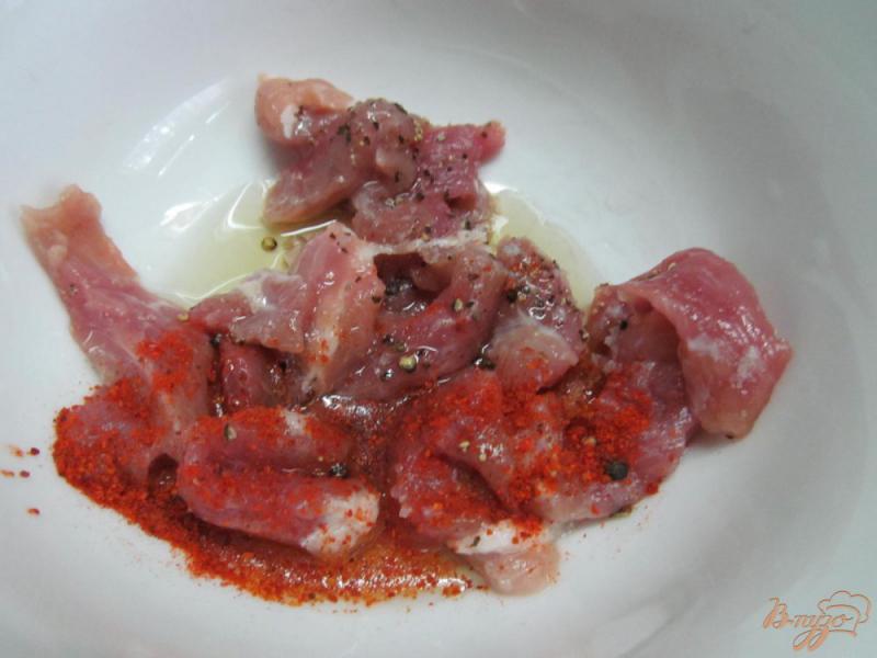 Фото приготовление рецепта: Теплый салат с запеченной морковью и свининой шаг №2