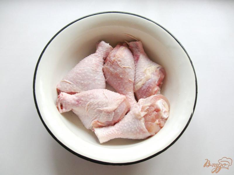 Фото приготовление рецепта: Куриные голени запеченные с луком и сыром шаг №1