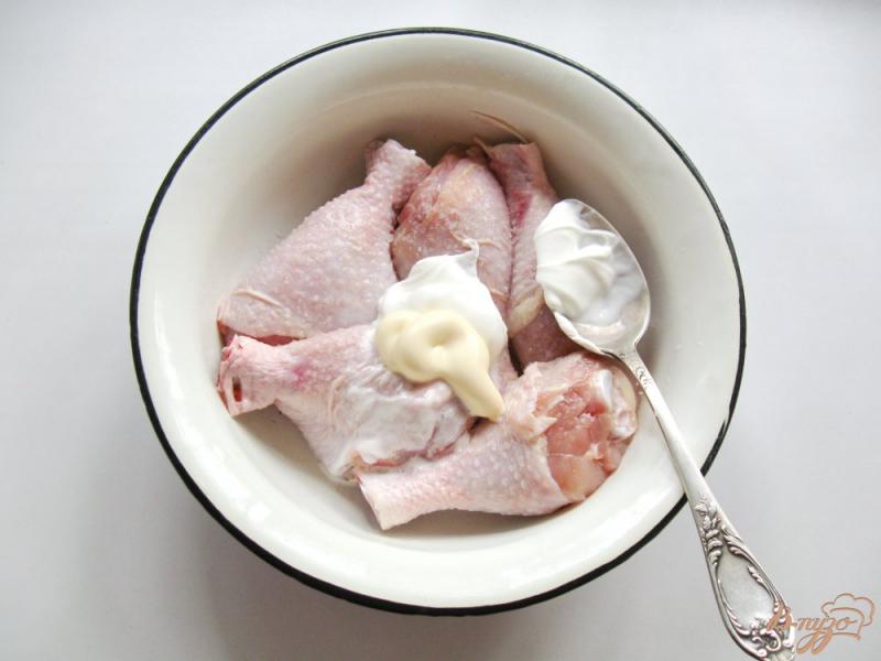 Фото приготовление рецепта: Куриные голени запеченные с луком и сыром шаг №2