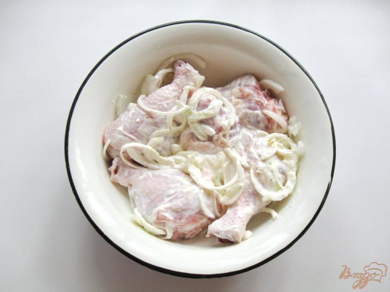 Фото приготовление рецепта: Куриные голени запеченные с луком и сыром шаг №4