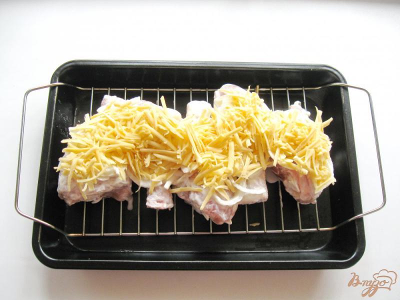 Фото приготовление рецепта: Куриные голени запеченные с луком и сыром шаг №6